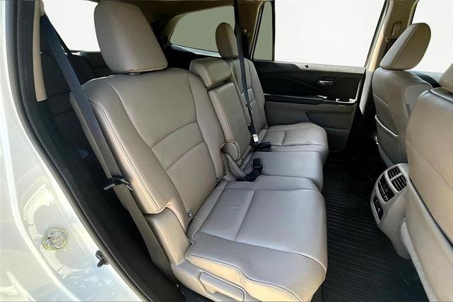 Photo of 2017 White Diamond Pearl Honda Pilot