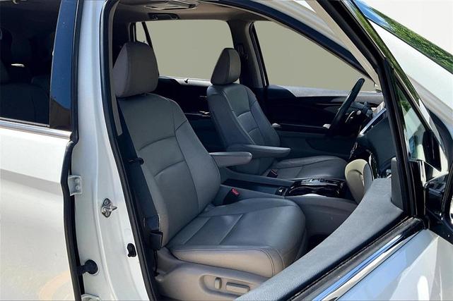 Photo of 2017 White Diamond Pearl Honda Pilot