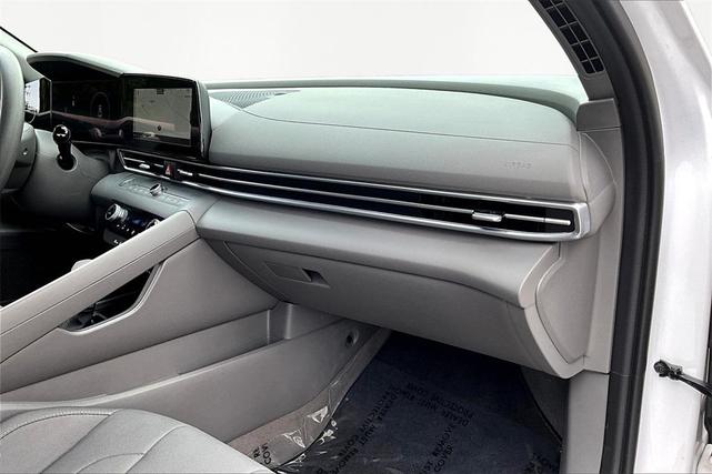 Photo of 2024 White Hyundai ELANTRA