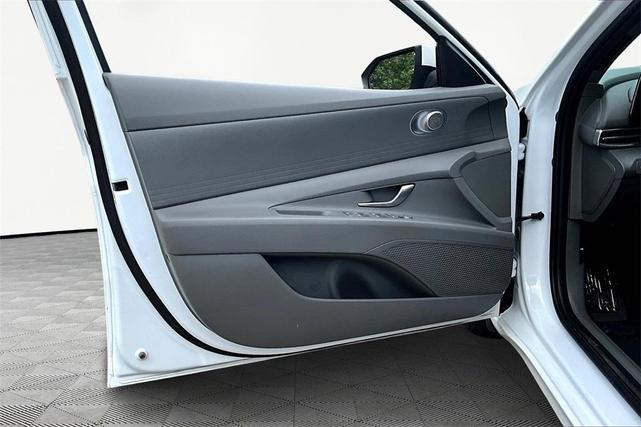 Photo of 2024 White Hyundai ELANTRA