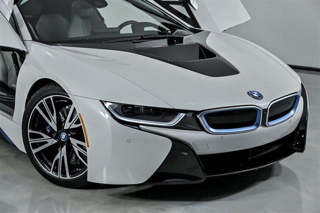 Photo of 2015 Crystal White Pearl Metallic w/ BMW i Frozen Blue Accent BMW i8