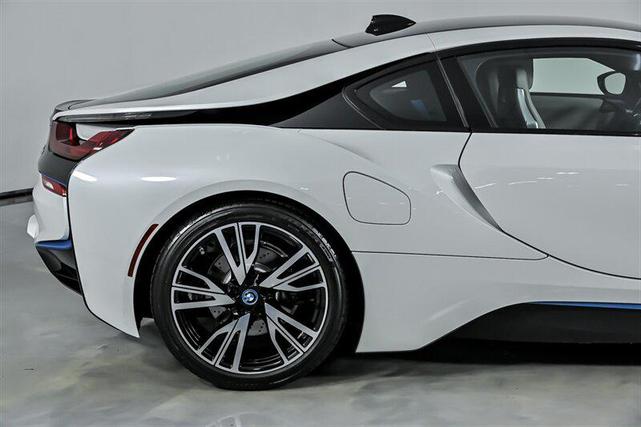 Photo of 2015 Crystal White Pearl Metallic w/ BMW i Frozen Blue Accent BMW i8