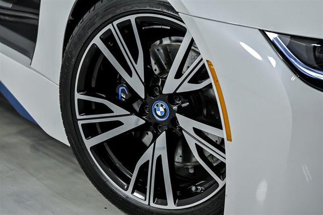 Photo of 2015 Crystal White Pearl Metallic w/ BMW i Frozen Blue Accent BMW i8