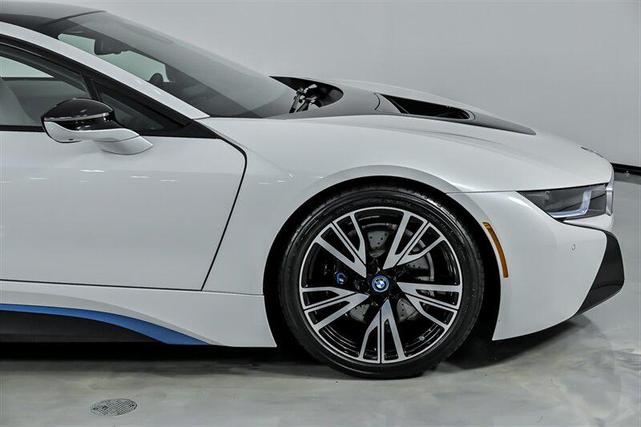 Photo of 2015 Crystal White Pearl Metallic w/ BMW i Frozen Blue Accent BMW i8