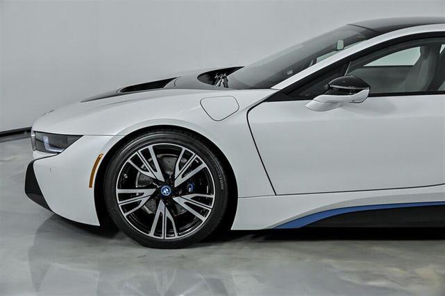 Photo of 2015 Crystal White Pearl Metallic w/ BMW i Frozen Blue Accent BMW i8