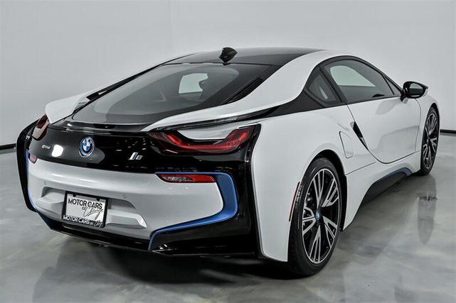 Photo of 2015 Crystal White Pearl Metallic w/ BMW i Frozen Blue Accent BMW i8
