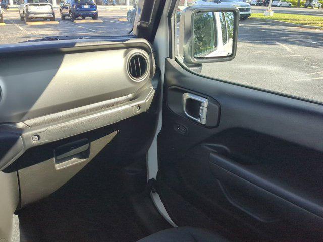 Photo of 2022 Bright White Clearcoat Jeep Gladiator