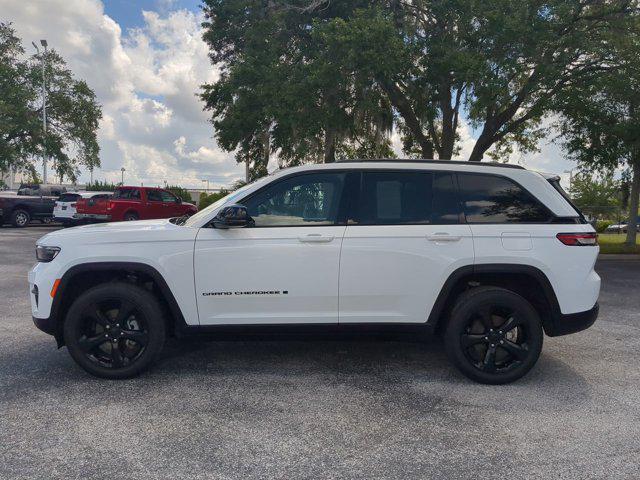 Photo of 2022 Bright White Clearcoat Jeep Grand Cherokee