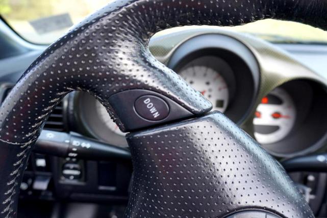 Photo of 2002 White Toyota MR2
