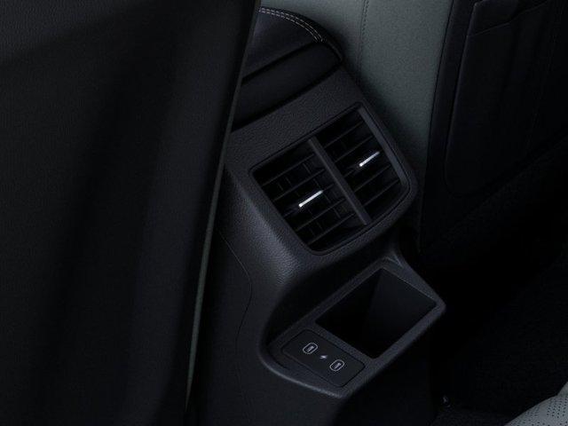 Photo of 2025 Snow White Pearl Kia Seltos