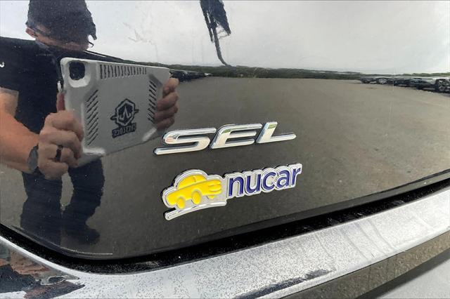 Photo of 2022 Agate Black Metallic Ford Edge