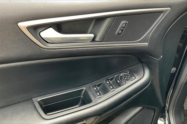 Photo of 2022 Agate Black Metallic Ford Edge