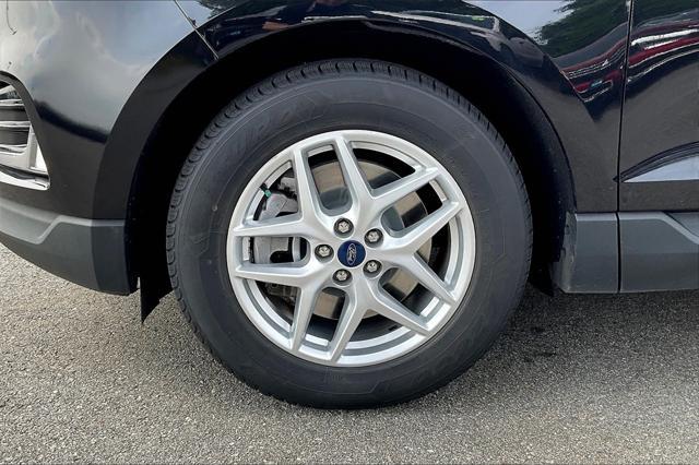 Photo of 2022 Agate Black Metallic Ford Edge