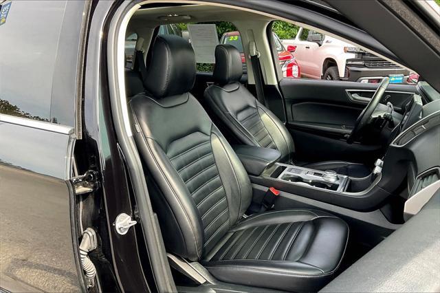 Photo of 2022 Agate Black Metallic Ford Edge