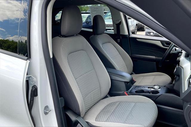 Photo of 2022 White Ford Escape