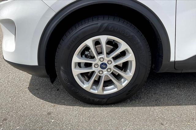 Photo of 2022 White Ford Escape