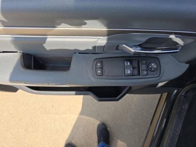 Photo of 2016 Brilliant Black Crystal Pearlcoat RAM 1500