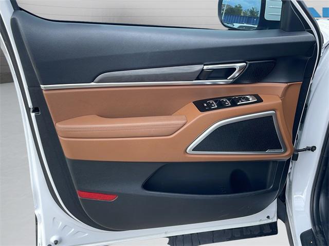 Photo of 2023 Glacial White Pearl Kia Telluride
