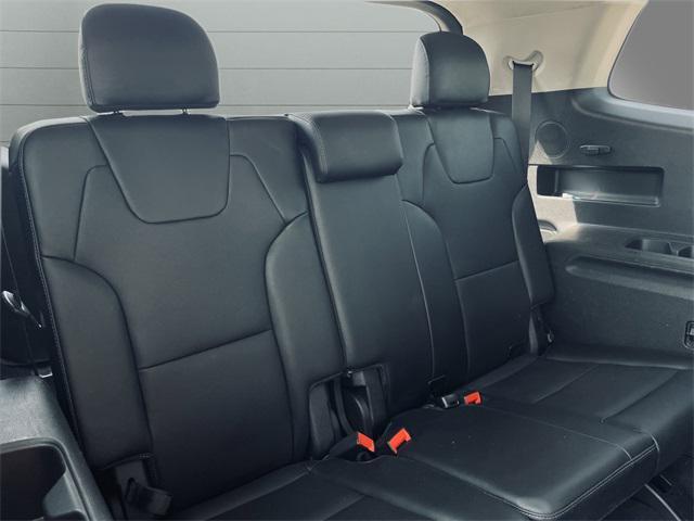 Photo of 2022 Glacial White Pearl Kia Telluride