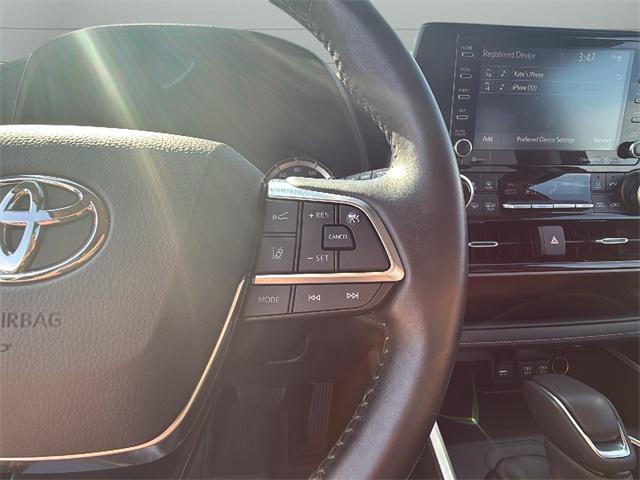 Photo of 2020 Moon Dust Toyota Highlander