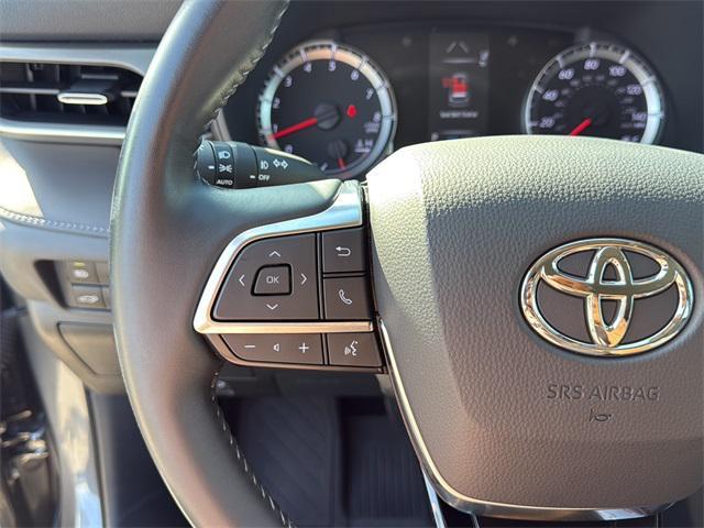 Photo of 2020 Moon Dust Toyota Highlander