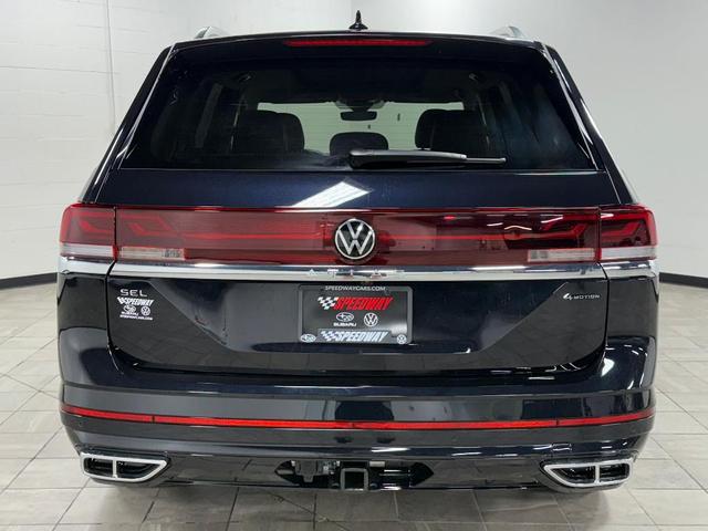 Photo of 2025 Deep Black Pearl Effect Volkswagen Atlas