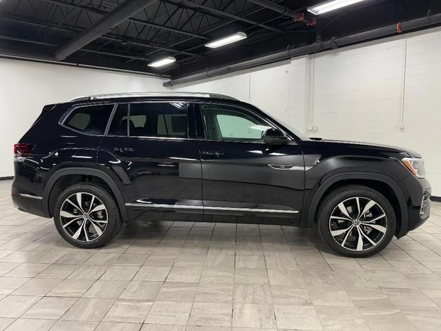 Photo of 2025 Deep Black Pearl Effect Volkswagen Atlas
