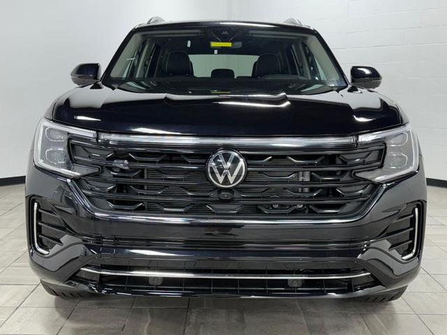 Photo of 2025 Deep Black Pearl Effect Volkswagen Atlas