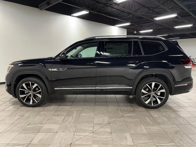 Photo of 2025 Deep Black Pearl Effect Volkswagen Atlas