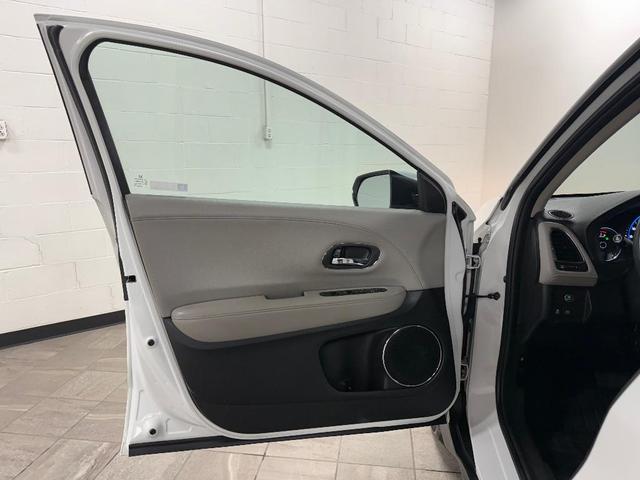 Photo of 2018 White Orchid Pearl Honda HR-V