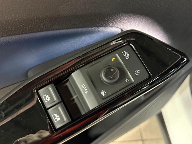 Photo of 2025 Opal White Pearl Effect Volkswagen ID.4
