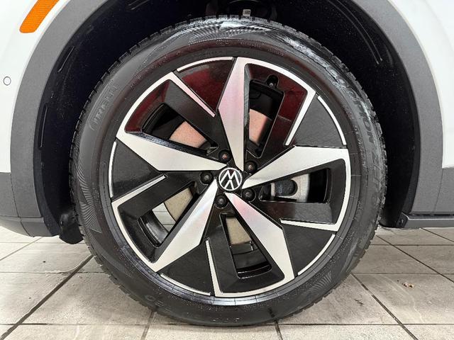 Photo of 2025 Opal White Pearl Effect Volkswagen ID.4
