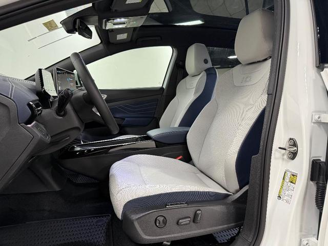 Photo of 2025 Opal White Pearl Effect Volkswagen ID.4