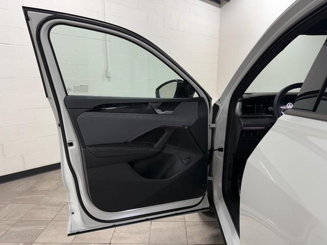 Photo of 2025 Opal White Pearl Effect Volkswagen Tiguan