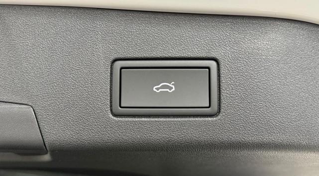 Photo of 2025 Opal White Pearl Effect Volkswagen ID.4