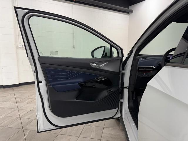 Photo of 2025 Opal White Pearl Effect Volkswagen ID.4