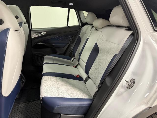 Photo of 2025 Opal White Pearl Effect Volkswagen ID.4