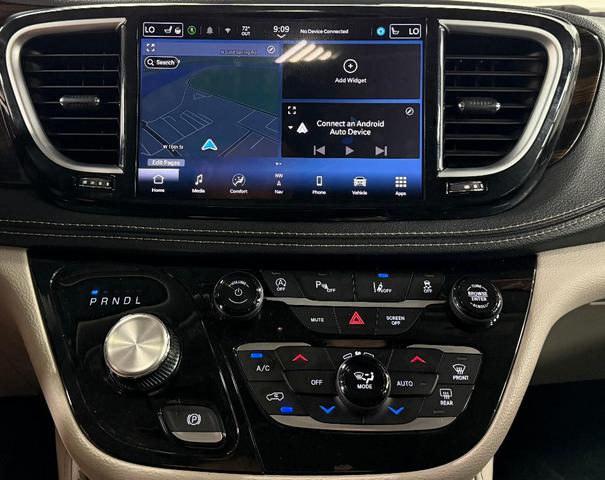 Photo of 2024 Brilliant Black Crystal Pearlcoat Chrysler Pacifica