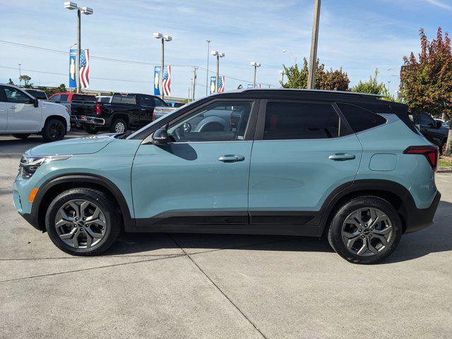 Photo of 2024 Pluton Blue/Black Roof Kia Seltos
