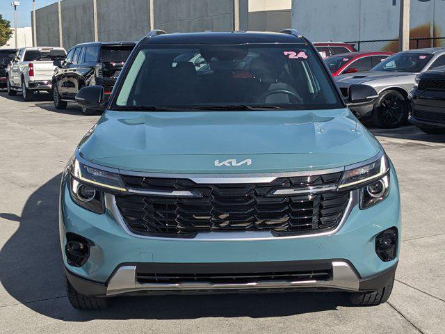 Photo of 2024 Pluton Blue/Black Roof Kia Seltos