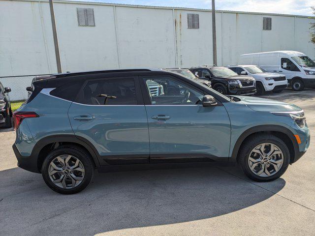 Photo of 2024 Pluton Blue/Black Roof Kia Seltos