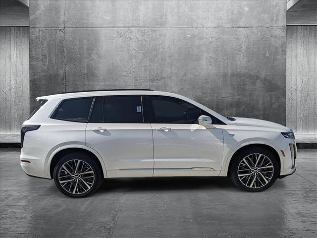 Photo of 2022 Crystal White Tricoat Cadillac XT6