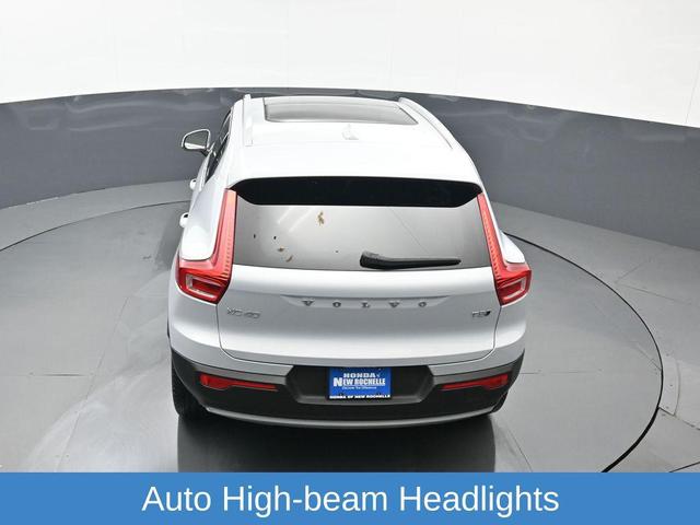 Photo of 2022 Crystal White Metallic Volvo XC40