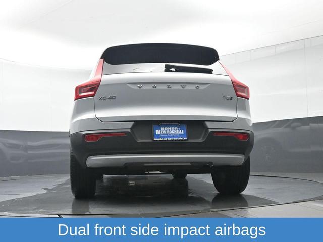 Photo of 2022 Crystal White Metallic Volvo XC40