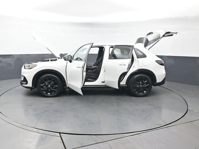 Photo of 2023 Platinum White Pearl Honda HR-V
