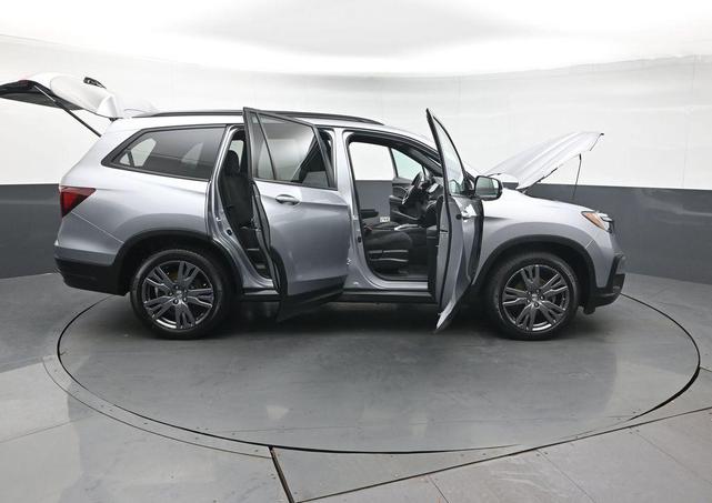 Photo of 2022 Lunar Silver Metallic Honda Pilot