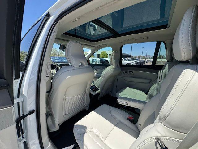 Photo of 2025 Crystal White Volvo XC90