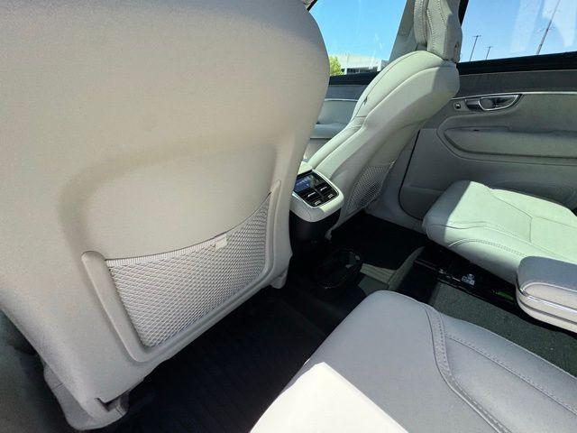 Photo of 2025 Crystal White Volvo XC90