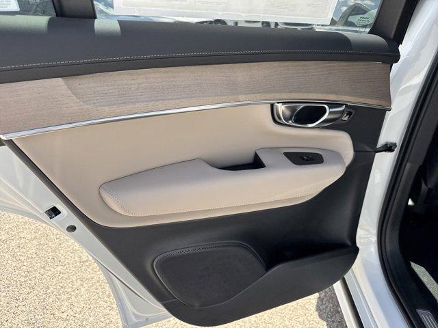 Photo of 2025 White Volvo XC90