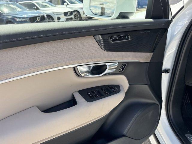 Photo of 2025 White Volvo XC90